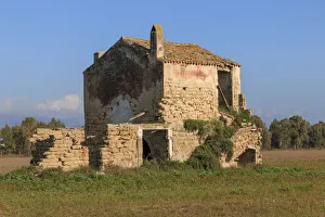 Images Dated 21st November 2016: Italy, Central, Southeastern Italy. Ruins of a stone farmhouse in fields