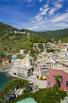 Images Dated 30th May 2007: Italy, Cinque Terre, Vernazza, Hillside Town of Vernazza