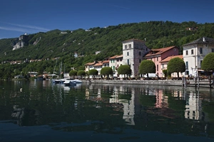 Images Dated 4th June 2009: Italy, Novara Province, Pella. Lakefront village