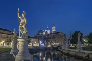 Prints of Italy, Padua, Prato della Valle, This square is the largest in Italy and features an elliptical canal with statues on both sides Images Dated 2020 March: Italy, Padua, Prato della Valle, This square is the largest in Italy