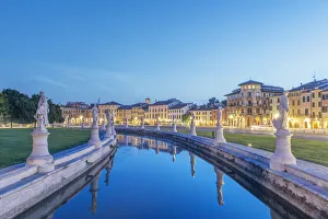 Images Dated 1st March 2020: Italy, Padua, Prato della Valle, This square is the largest in Italy