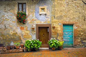 Italy, Pienza. House exterior in old town. Credit as: Jim Nilsen / Jaynes Gallery / DanitaDelimont