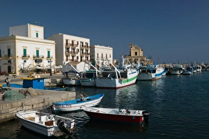 Images Dated 29th May 2005: Italy, Puglia, Gallipoli, Town View from Port