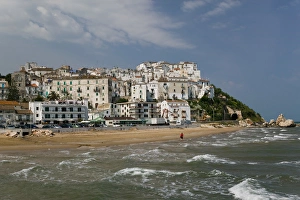 Images Dated 1st June 2005: Italy, Puglia, Promontorio del Gargano, Rodi Garganico, Resort Town View