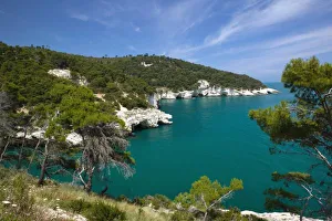 Images Dated 31st May 2005: Italy, Puglia, Promontorio del Gargano, Testa dei Gargano, Rocks & Water