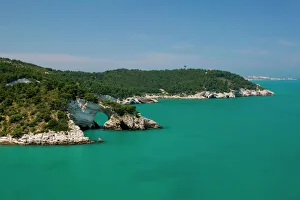 Images Dated 31st May 2005: Italy, Puglia, Promontorio del Gargano, Testa dei Gargano, Rocks & Water