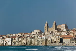 Images Dated 25th May 2005: Italy, Sicily, Cefalu, View with duomo from beach