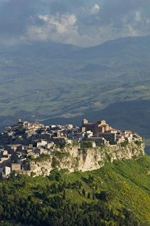 Images Dated 20th May 2005: Italy, Sicily, Enna, Calascibetta, Morning View of Hill Town from ENNA