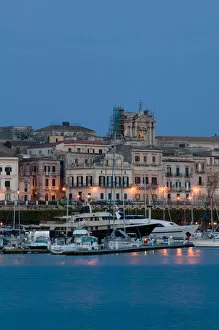 Images Dated 18th May 2005: ITALY-Sicily-SIRACUSA (Syracuse): Evening View of Ortygia Island from Commercial Port