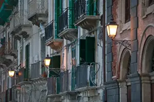 Images Dated 17th May 2005: ITALY-Sicily-SIRACUSA (Syracuse): Ortygia Island- Streetlights- via R. Settimo