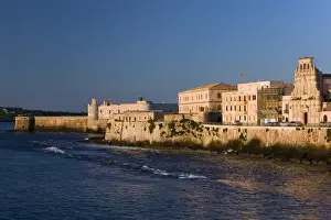 Images Dated 19th May 2005: ITALY-Sicily-SIRACUSA (Syracuse): Ortygia Island- Waterfront / Sunrise