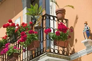 ITALY, Sicily, TAORMINA: Corso Umberto 1, Balcony Detail