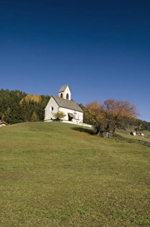 Images Dated 30th October 2005: Italy, Trentino - Alto Adige, Bolzano province, Dolomites, Val di Funes, St. Jacob church