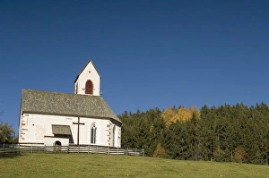 Images Dated 30th October 2005: Italy, Trentino - Alto Adige, Bolzano province, Dolomites, Val di Funes, St. Jacob church