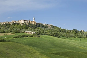 Images Dated 9th May 2006: Italy, Tuscany, Pienza. View of town from below