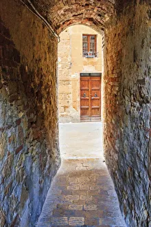 Images Dated 14th November 2016: Italy, Tuscany, province of Siena, Chiusure. Hill town. Narrow passageway