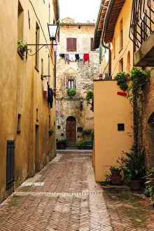 Italy, Tuscany, province of Siena, Chiusure. Hill town. Narrow passageway