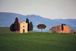 Images Dated 9th May 2009: Italy, Tuscany, Val d Orcia. Chapel of Vitaleta and house