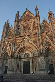 Images Dated 20th May 2007: Italy, Umbria, Orvieto. Romanesque / Gothic cathedral in Piazza del Duomo