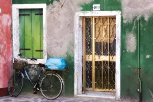 Images Dated 18th May 2010: Italy, Venice. An old bicycle leans against a weathered house on the island of Burano