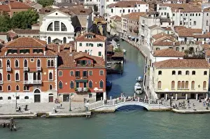 Images Dated 5th May 2007: Italy, Venice. Typical canals, bridges and architecture