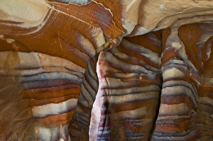 Jordan, Petra, Exterior Siq, coulored facades