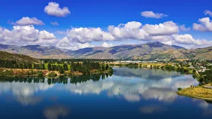 Images Dated 22nd June 2021: The Kawarau river and town of Cromwell, Central Otago, South Island, New Zealand