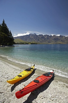 Images Dated 3rd January 2007: Kayak and The Remarkables, Lake Wakatipu, Queenstown, South Island, New Zealand