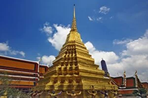Images Dated 16th February 2006: Khon figures guarding gilded stupa, Wat Phra Kaeo, Bangkok, Thailand