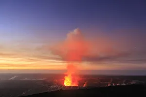 Images Dated 9th February 2016: Kilauea Overlook near Jagger Museum, viewing one of the worlds most active volcanoes