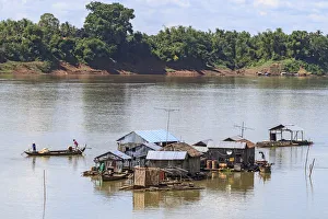Images Dated 20th November 2012: Koh Trong Island. Floating Vietnamese fishing village at the southern tip island
