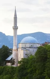 Images Dated 12th July 2006: Koski Mehmed Pashas Pasa mosque along the Neretva river seen from the old bridge