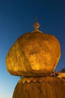 Images Dated 21st March 2015: Kyaiktiyo Pagoda (Gold Rock) at sunset, a small pagoda built on the top of a granite