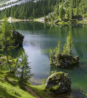 Images Dated 28th January 2020: Lago de Federa at Croda da Lago in the Dolomites of the Veneto near Cortina d Ampezzo