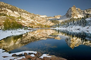 Images Dated 6th October 2009: LaKe Blanche and Sundial Peak, early fall snow, Quartzsite rock, Twin Peaks Wilderness