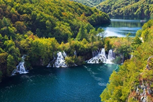 Images Dated 26th September 2014: Lake Kozjak and travertine cascades on the Korana River, Plitvice Lakes National Park