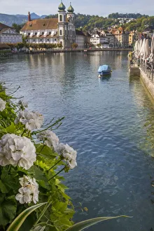Images Dated 27th September 2017: Lake Lucerne, Switzerland. Famous walking bridge and swans in river during the fall