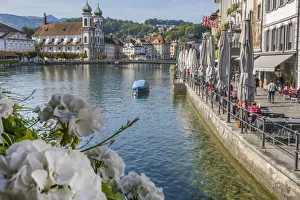 Images Dated 27th September 2017: Lake Lucerne, Switzerland. Famous walking bridge and swans in river during the fall
