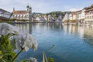 Images Dated 27th September 2017: Lake Lucerne, Switzerland. Famous walking bridge and swans in river during the fall