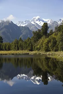 Images Dated 22nd March 2007: Lake Matheson, New Zealand. Some of the stunning images available at Lake Matheson