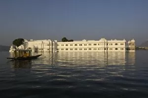 Images Dated 11th November 2006: Lake Palace Hotel. Udaipur. Rajasthan. SW INDIA