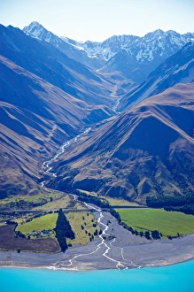 Images Dated 2nd November 2005: Lake Pukaki and Whale Stream, Ben Ohau Range, Mackenzie Country, South Island, New