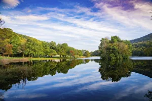 Images Dated 5th August 2021: Lake reflections, Peaks Of Otter, Blue Ridge Parkway, Smoky Mountains, USA