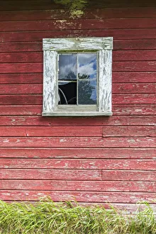 Images Dated 26th July 2021: Latah, Washington State, USA. Window on the wall of an old red barn