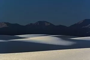 Images Dated 18th November 2006: Late afternoon light on sand dunes, White Sands National Monument, New Mexico