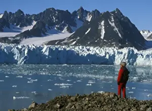 Liefdefjord, Monaco Glacier, tourist on high arctic archipelago, Spitsbergen, Norway, MR