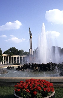Images Dated 24th July 2007: Life In Austria at the famous Russian Monument and fountain in Vienna Austria