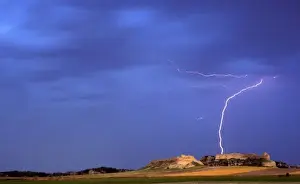 Images Dated 1st September 2006: Lightning strikes buttes near Scottsbluff Nebraska