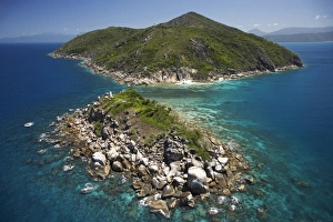 Images Dated 5th October 2007: Little Fitzroy Island (closest) and Fitzroy Island, near Cairns, North Queensland
