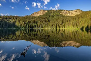 Images Dated 10th January 2023: Little Therriault Lake at sunrise in the Ten Lakes Scenic Area in the Kootenai National Forest